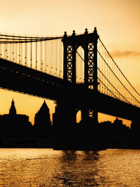 Silueta del Puente de Manhattan en Nueva York al atardecer — Foto de Stock