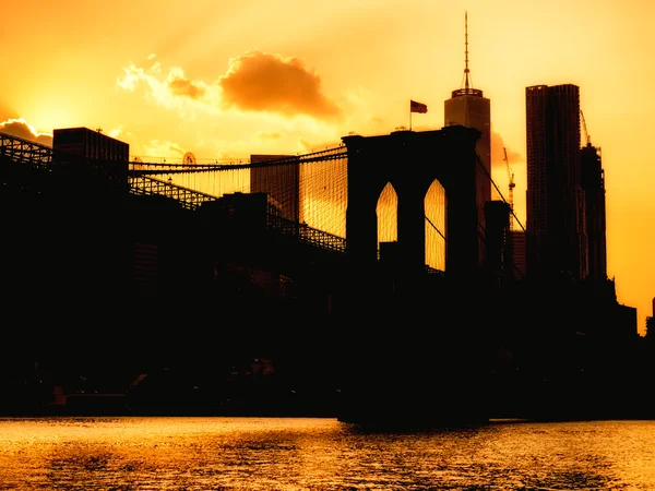 Силует skyline до центру Манхеттена і Бруклінського моста на заході сонця — стокове фото