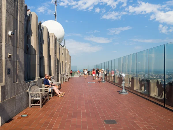 A turisták a Rock megfigyelő fedélzeten tetején a Ge Building, New York-i felső — Stock Fotó