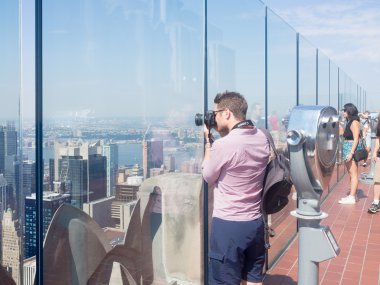 Rock ob üstündeki fotoğraf çekmek turist