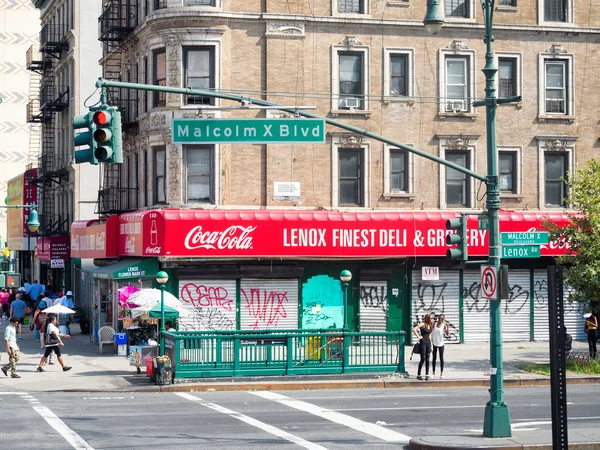 Άποψη της Lenox Avenue στο Χάρλεμ της Νέας Υόρκης — Φωτογραφία Αρχείου