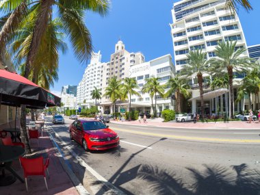 Sokak sahne ile trafik ve ünlü Miami Beach otelleri