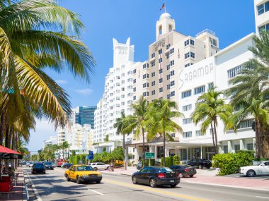 Sokak sahne ile trafik ve ünlü Miami Beach otelleri