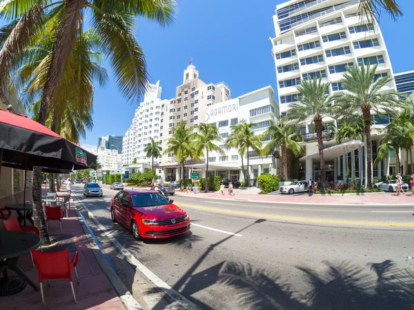 Cena de rua com trânsito e hotéis famosos em Miami Beach — Fotografia de Stock