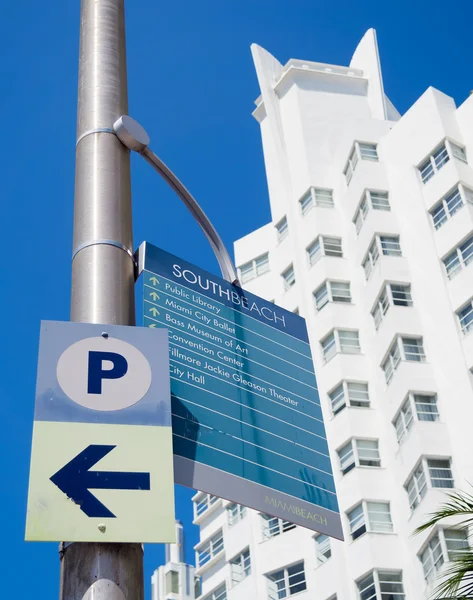 Street sign in Miami Beach next to an art deco hotel — Stock Photo, Image