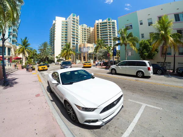 Ulica scena przy Ocean Drive w Miami Beach — Zdjęcie stockowe