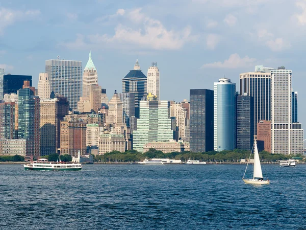 从纽约港的曼哈顿下城的视图 — 图库照片
