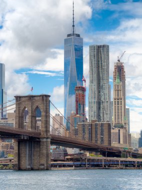 Brooklyn Köprüsü nden ve şehir merkezindeki Manhattan siluetinin içinde yeni Yo