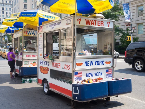 Fast food cart selling hot dogs and other snack in New York City — Stock Photo, Image