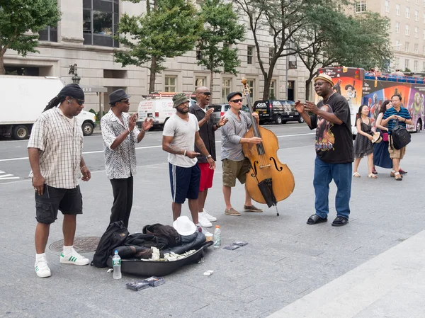 Straat artiesten zingen en afspelen van muziek in New York — Stockfoto