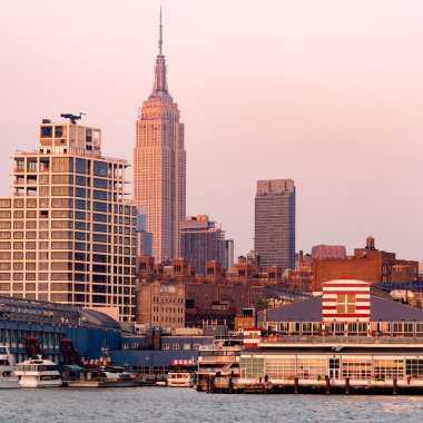 New York şehir silüeti gün batımında