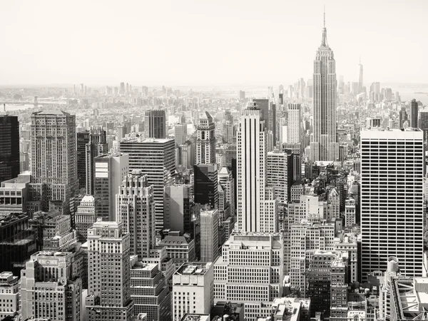 ニューヨークの摩天楼の黒と白のビュー — ストック写真