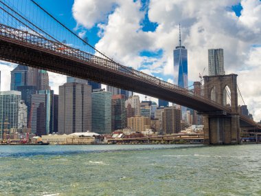 Brooklyn Köprüsü nden ve şehir merkezindeki Manhattan siluetinin içinde yeni Yo