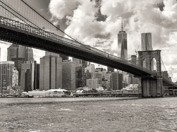 브루클린 브리지와 새로운 Yo에 시내 맨해튼 스카이 라인 — 스톡 사진