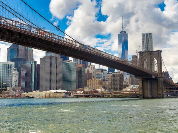Γέφυρα του Μπρούκλιν και στο κέντρο της πόλης στον ορίζοντα του Μανχάταν στην νέα γιο — Φωτογραφία Αρχείου