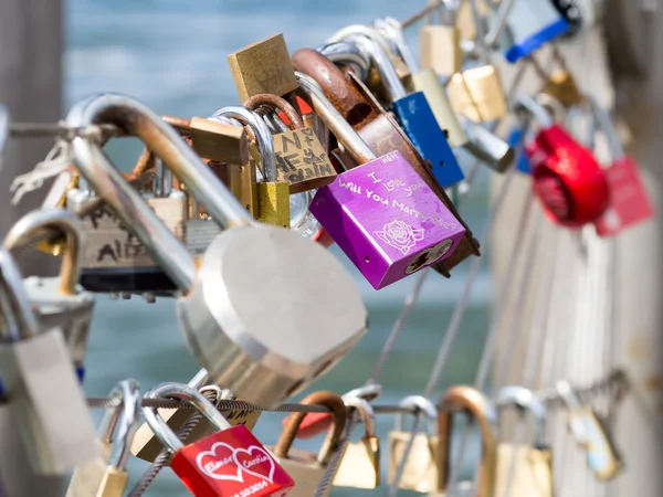 Love padlocks chained to the Brooklyn Bridge in New York — Stock Photo, Image