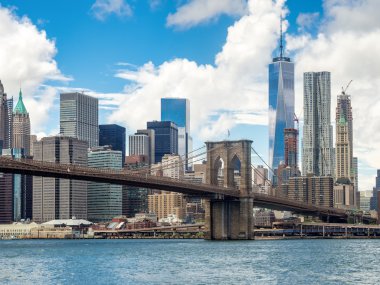 Brooklyn Köprüsü nden ve New York'ta aşağı Manhattan skyline