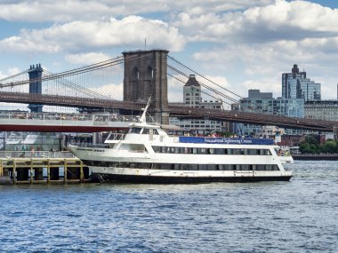 Brooklyn Köprüsü ile Manhattan'daki turistik feribotla backg