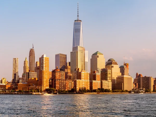 De skyline van Lower Manhattan bij zonsondergang in New York — Stockfoto