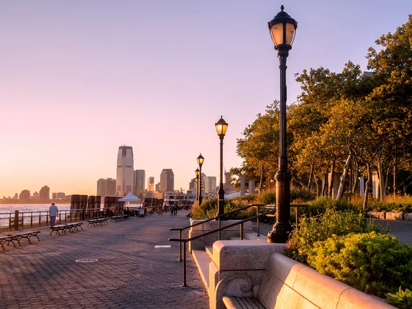 Solnedgång vid Battery Park i New York City — Stockfoto