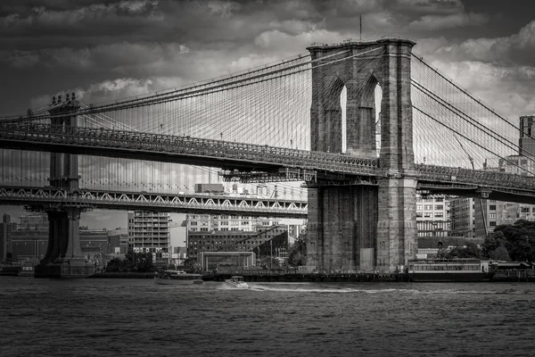 Imagen en blanco y negro del Puente de Brooklyn en Nueva York — Foto de Stock