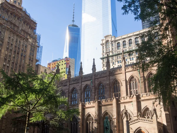 Trinty kerk in New York City met wolkenkrabbers op de pagina — Stockfoto