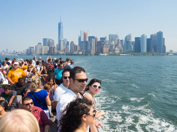 Туристів у круїзне судно на затоку Нью-Йорк — стокове фото