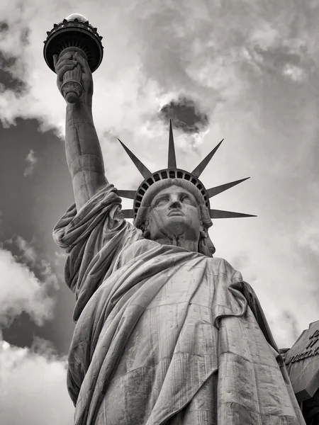 Imagen en blanco y negro de la Estatua de la Libertad en Nueva York —  Fotos de Stock