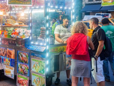 Fast food sepeti 5 Avenue New York'ta gece