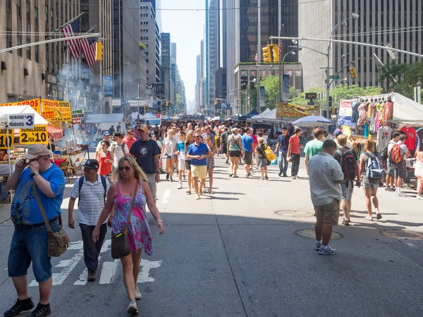 Straat eerlijk op 6th Avenue in midtown New York City — Stockfoto