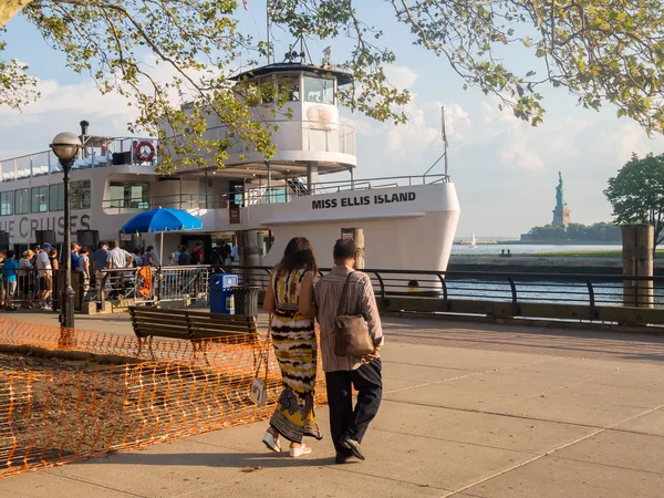 Turistas embarcam em um navio na Ilha Ellis, em Nova York — Fotografia de Stock