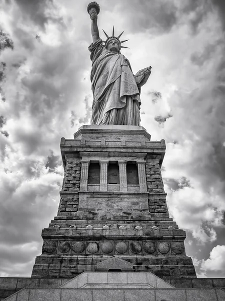 Αρχείο ασπρόμαυρης εικόνας από το άγαλμα της ελευθερίας στην πόλη της Νέας Υόρκης — Φωτογραφία Αρχείου