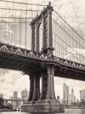 New York'ta Manhattan Köprüsü'nün siyah beyaz görünümü