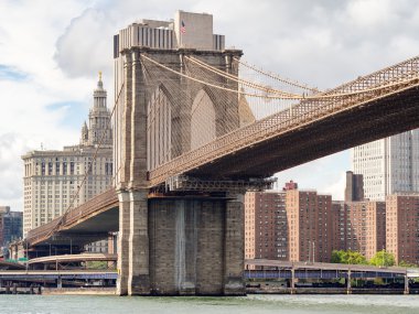 Brooklyn Köprüsü nden ve New York'ta aşağı Manhattan skyline
