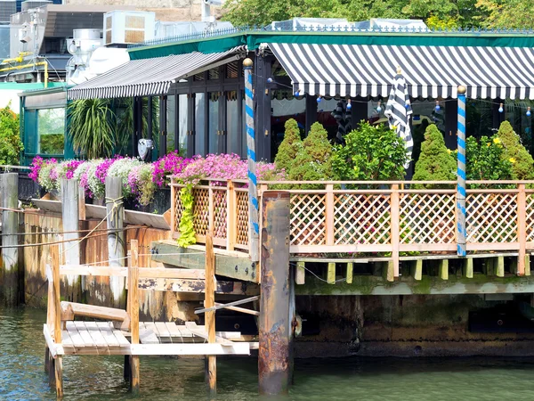 El famoso restaurante River Café al lado del puente de Brooklyn en — Foto de Stock