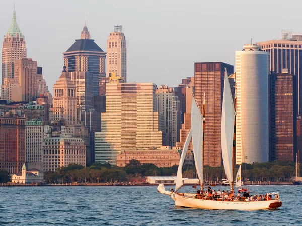 Dolní Manhattan při západu slunce s plachetnice v zálivu — Stock fotografie