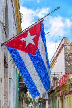 Eski püskü bir sokakta Havana'da Küba bayrağı
