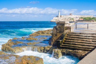 Fırtınalı bir okyanus ile Havana'da Morro Kalesi