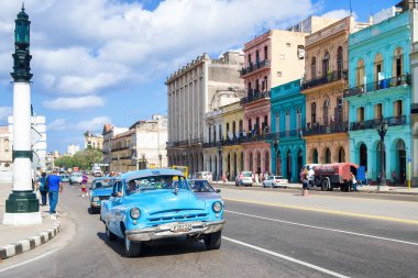 Önemli bir cadde Hav'eski Amerikan arabası ile sokak sahne