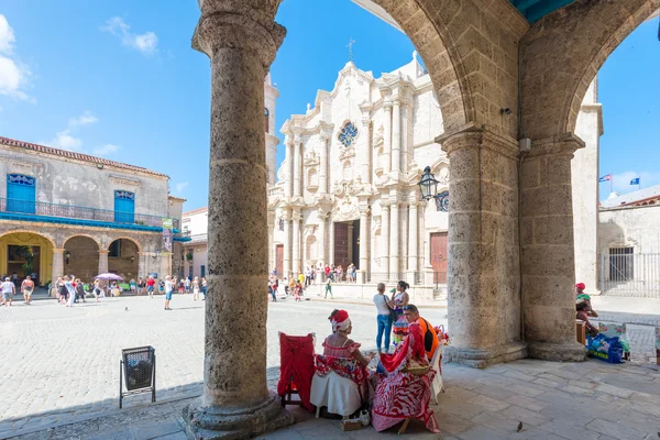 Toeristen en Cubanen in een plaza naast de kathedraal van Havana — Stockfoto