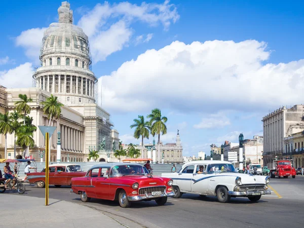与美国老爷车在哈瓦那议会大厦附近街景 — 图库照片