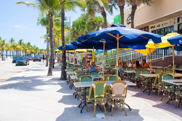 Outdoor cafe op Fort Lauderdale in Florida — Stockfoto