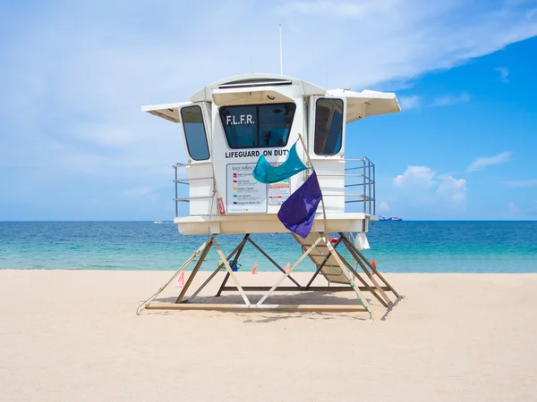 Lifesaver hut  at Fort Lauderdale beach in Florida on a summer d — Stock Photo, Image