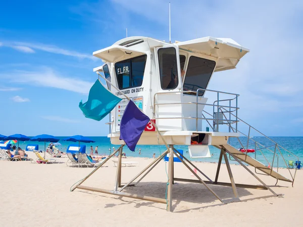 Lifesaver hut and people enjoying the beach at Fort Lauderdale — Stock Photo, Image