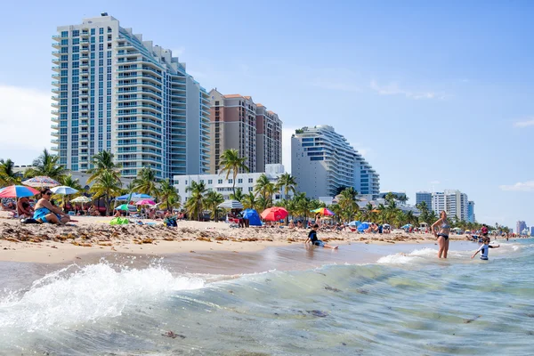 Pessoas desfrutando da praia em Fort Lauderdale, na Flórida — Fotografia de Stock