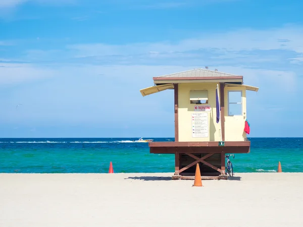 Lifesaver hut  at Fort Lauderdale beach in Florida — Stock Photo, Image