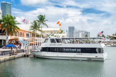 Miami Bayside Market'teki turistik cruise gemi geldi