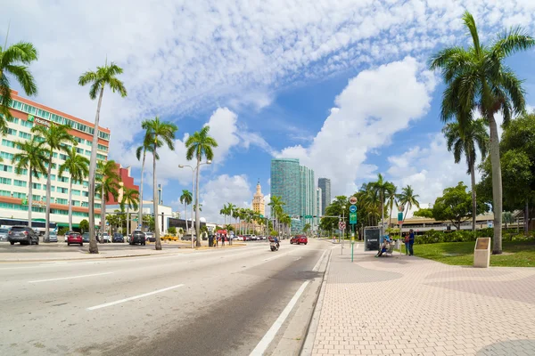 Biscayne Boulevard en Miami en un hermoso día de verano — Foto de Stock