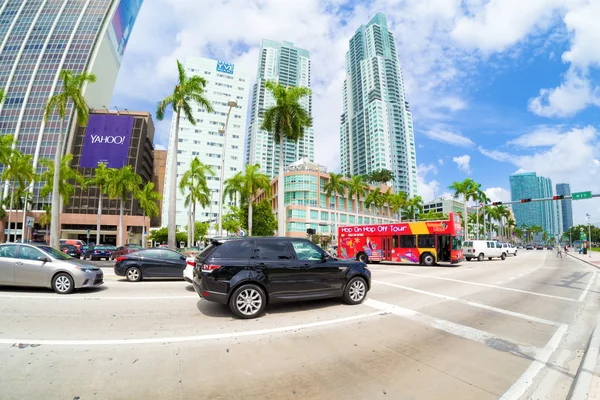 Biscayne Boulevard en Miami en un hermoso día de verano — Foto de Stock