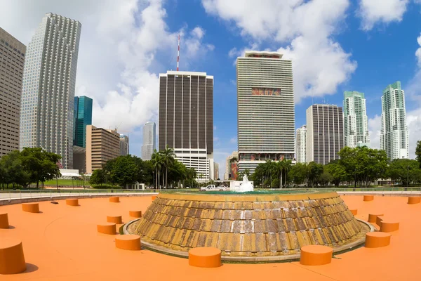 Bicentennial park in Miami with a view of the city skyline — Stock Photo, Image